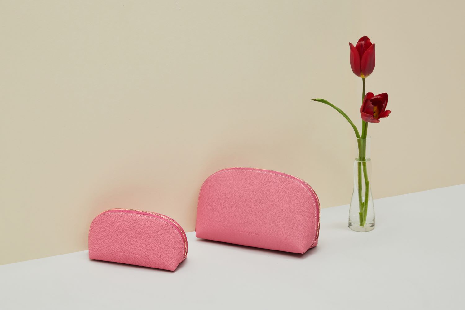 「BONAVENTURA(ボナベンチュラ)|メイクポーチ|上質なレザー、タイムレスで洗練された美しい本革小物」本革手帳型のスマホケース。最高級本革の上質なiPhoneケース。 iPhoneSE / iPhone8 / iPhoneX / iPhone11 / iPhone12 / iPhone13 対応の本革スマホケース。 高級レザーブランドのバッグ。高級レザーブランドの財布やレザー小物。本格本革のアップルウォッチバンド (Apple Watch Band)。