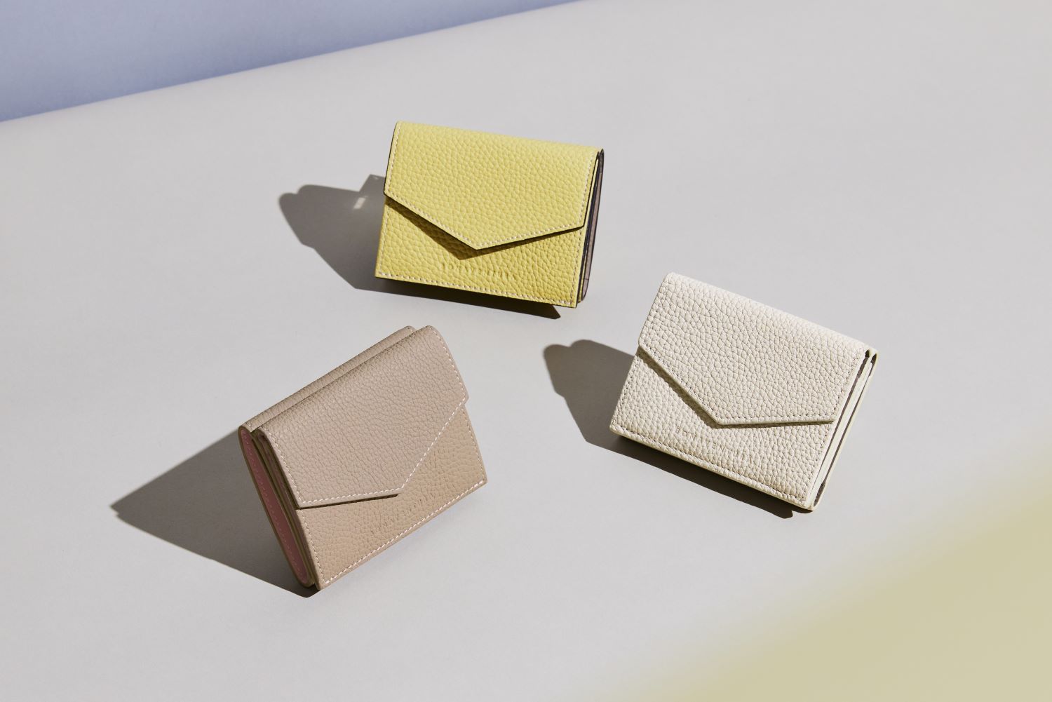 「BONAVENTURA(ボナベンチュラ)|天赦日にぴったりな黄色の三つ折り財布|上質なレザー、タイムレスで洗練された美しい本革小物」本革手帳型のスマホケース。最高級本革の上質なiPhoneケース。 iPhoneSE / iPhone8 / iPhoneX / iPhone11 / iPhone12 / iPhone13 対応の本革スマホケース。 高級レザーブランドのバッグ。高級レザーブランドの財布やレザー小物。本格本革のアップルウォッチバンド (Apple Watch Band)。