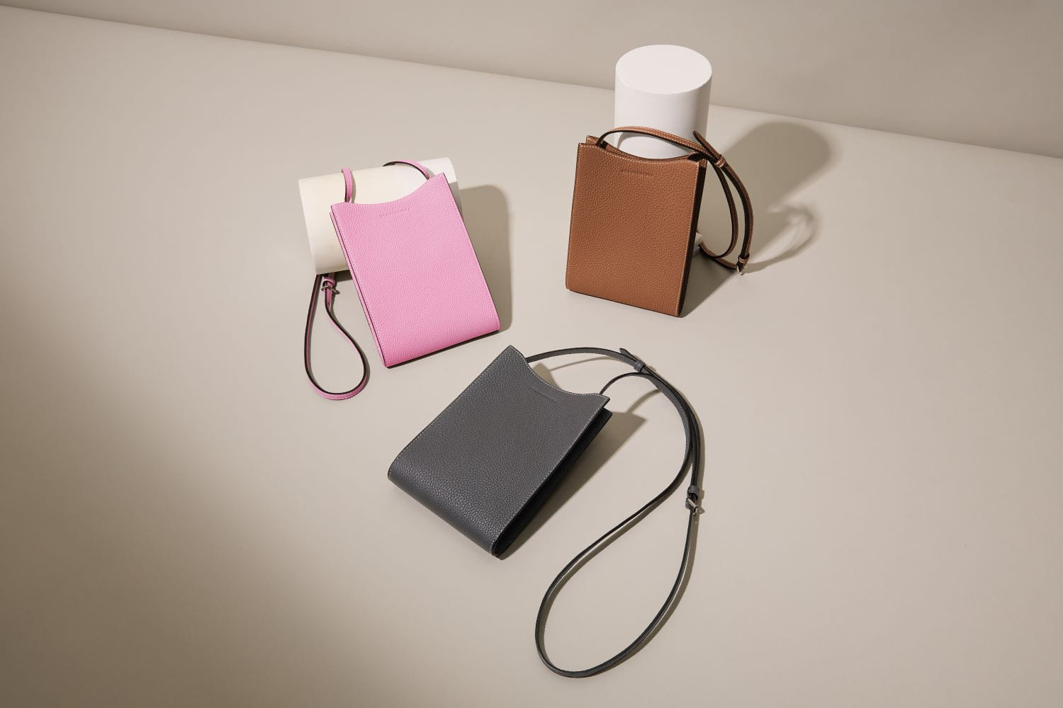 「BONAVENTURA(ボナベンチュラ)|Lia Bag新色|上質なレザー、タイムレスで洗練された美しい本革小物」本革手帳型のスマホケース。最高級本革の上質なiPhoneケース。 iPhoneSE / iPhone8 / iPhoneX / iPhone11 / iPhone12 / iPhone13 /iPhone14 対応の本革スマホケース。 高級レザーブランドのバッグ。高級レザーブランドの財布やレザー小物。本格本革のアップルウォッチバンド (Apple Watch Band)。