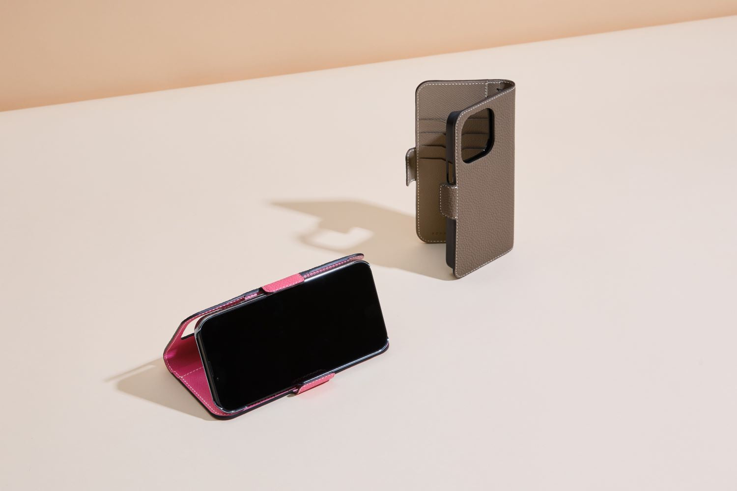 「BONAVENTURA(ボナベンチュラ)|動画視聴 iPhoneケース|上質なレザー、タイムレスで洗練された美しい本革小物」本革手帳型のスマホケース。最高級本革の上質なiPhoneケース。 iPhoneSE / iPhone8 / iPhoneX / iPhone11 / iPhone12 / iPhone13 /iPhone14 対応の本革スマホケース。 高級レザーブランドのバッグ。高級レザーブランドの財布やレザー小物。本格本革のアップルウォッチバンド (Apple Watch Band)。