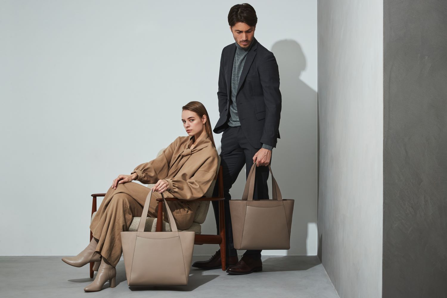 「BONAVENTURA(ボナベンチュラ)|男女兼用大容量トートバッグ|上質なレザー、タイムレスで洗練された美しい本革小物」本革手帳型のスマホケース。最高級本革の上質なiPhoneケース。 iPhoneSE / iPhone8 / iPhoneX / iPhone11 / iPhone12 / iPhone13 /iPhone14 対応の本革スマホケース。 高級レザーブランドのバッグ。高級レザーブランドの財布やレザー小物。本格本革のアップルウォッチバンド (Apple Watch Band)。