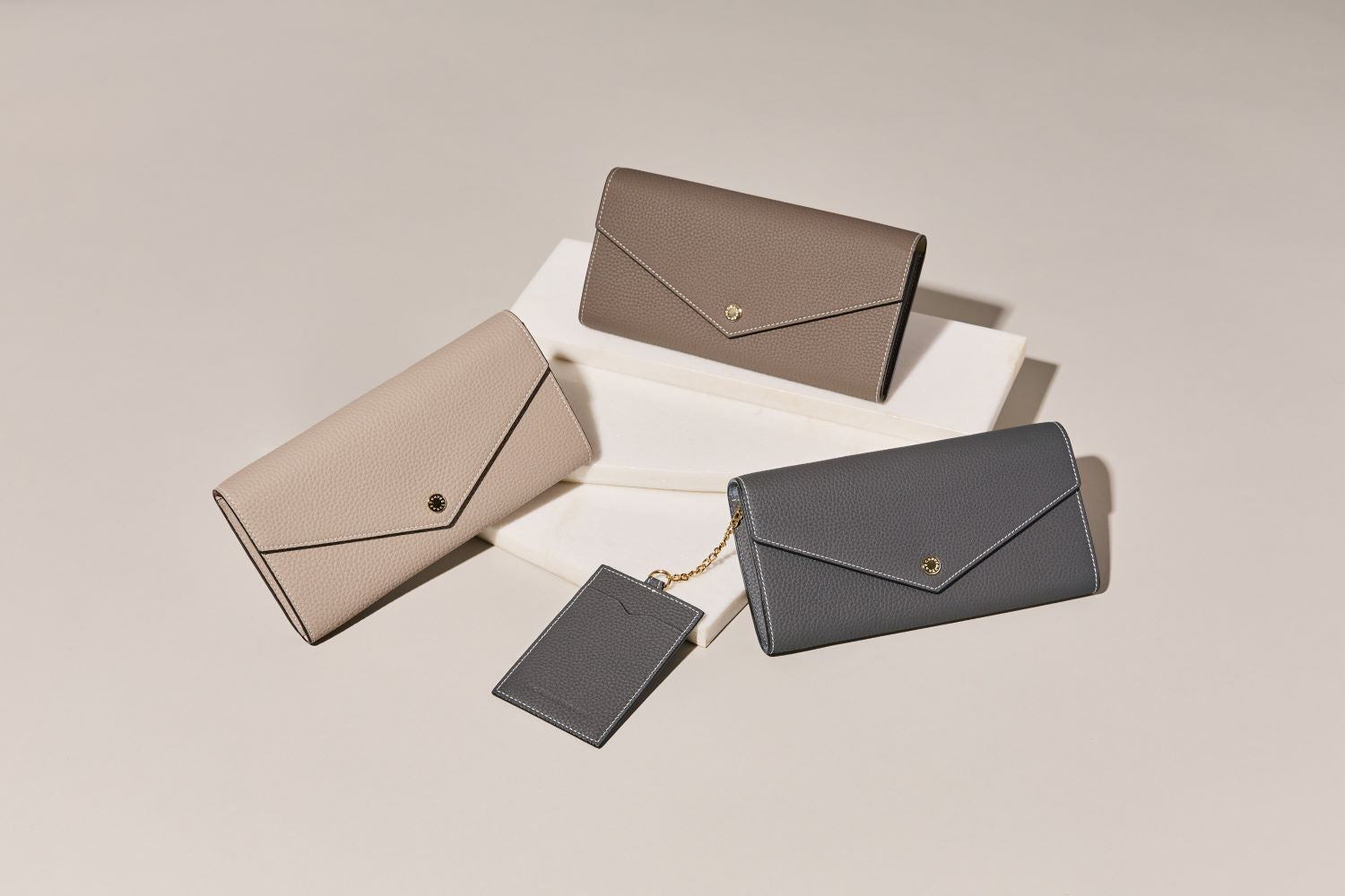 「BONAVENTURA(ボナベンチュラ)|長財布 天然皮革|上質なレザー、タイムレスで洗練された美しい本革小物」本革手帳型のスマホケース。最高級本革の上質なiPhoneケース。 iPhoneSE / iPhone8 / iPhoneX / iPhone11 / iPhone12 / iPhone13 /iPhone14 対応の本革スマホケース。 高級レザーブランドのバッグ。高級レザーブランドの財布やレザー小物。本格本革のアップルウォッチバンド (Apple Watch Band)。