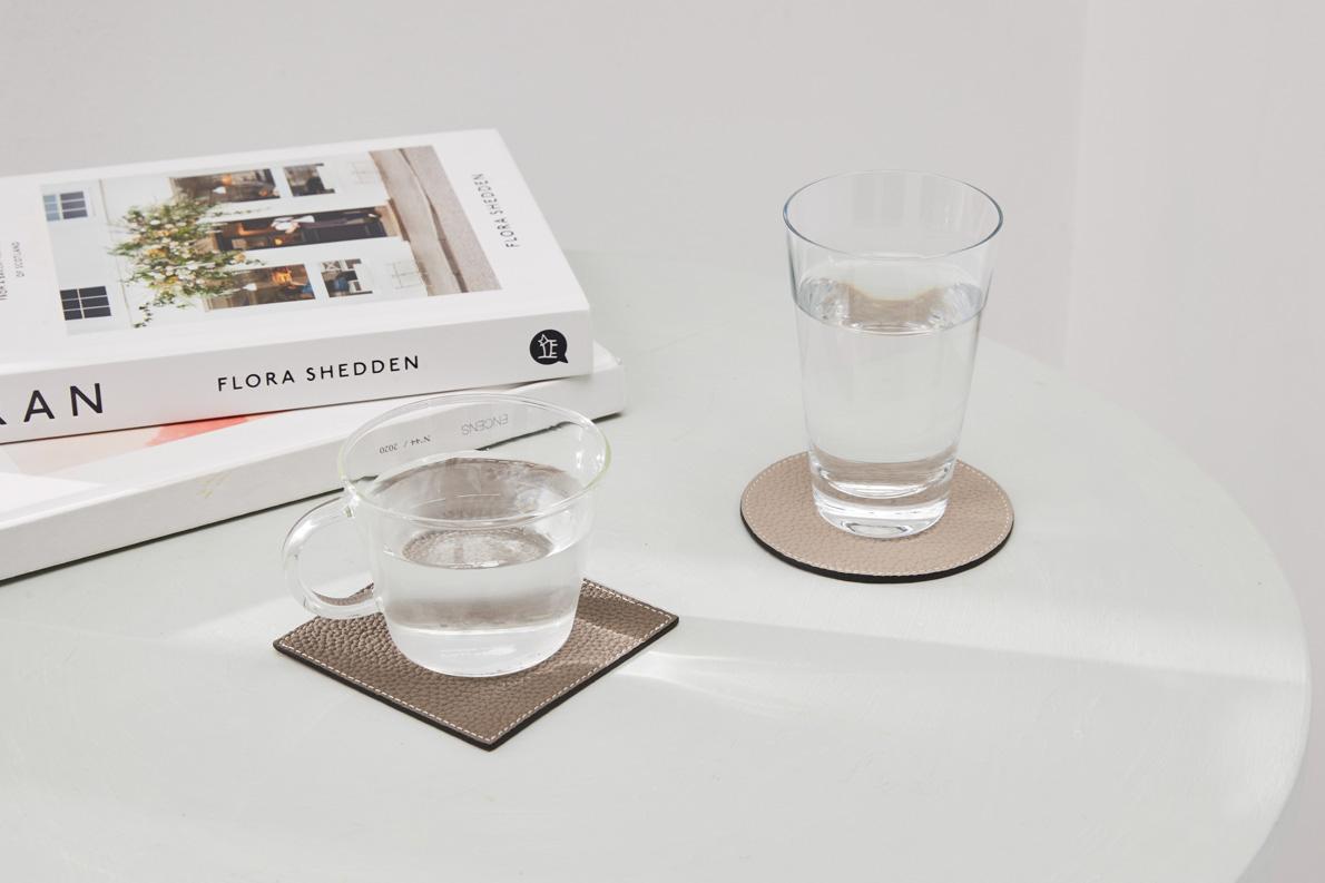 「BONAVENTURA(ボナベンチュラ)|リバーシブルコースター2種|上質なレザー、タイムレスで洗練された美しい本革小物」本革手帳型のスマホケース。最高級本革の上質なiPhoneケース。 iPhoneSE / iPhone8 / iPhoneX / iPhone11 / iPhone12 / iPhone13 /iPhone14 対応の本革スマホケース。 高級レザーブランドのバッグ。高級レザーブランドの財布やレザー小物。本格本革のアップルウォッチバンド (Apple Watch Band)。