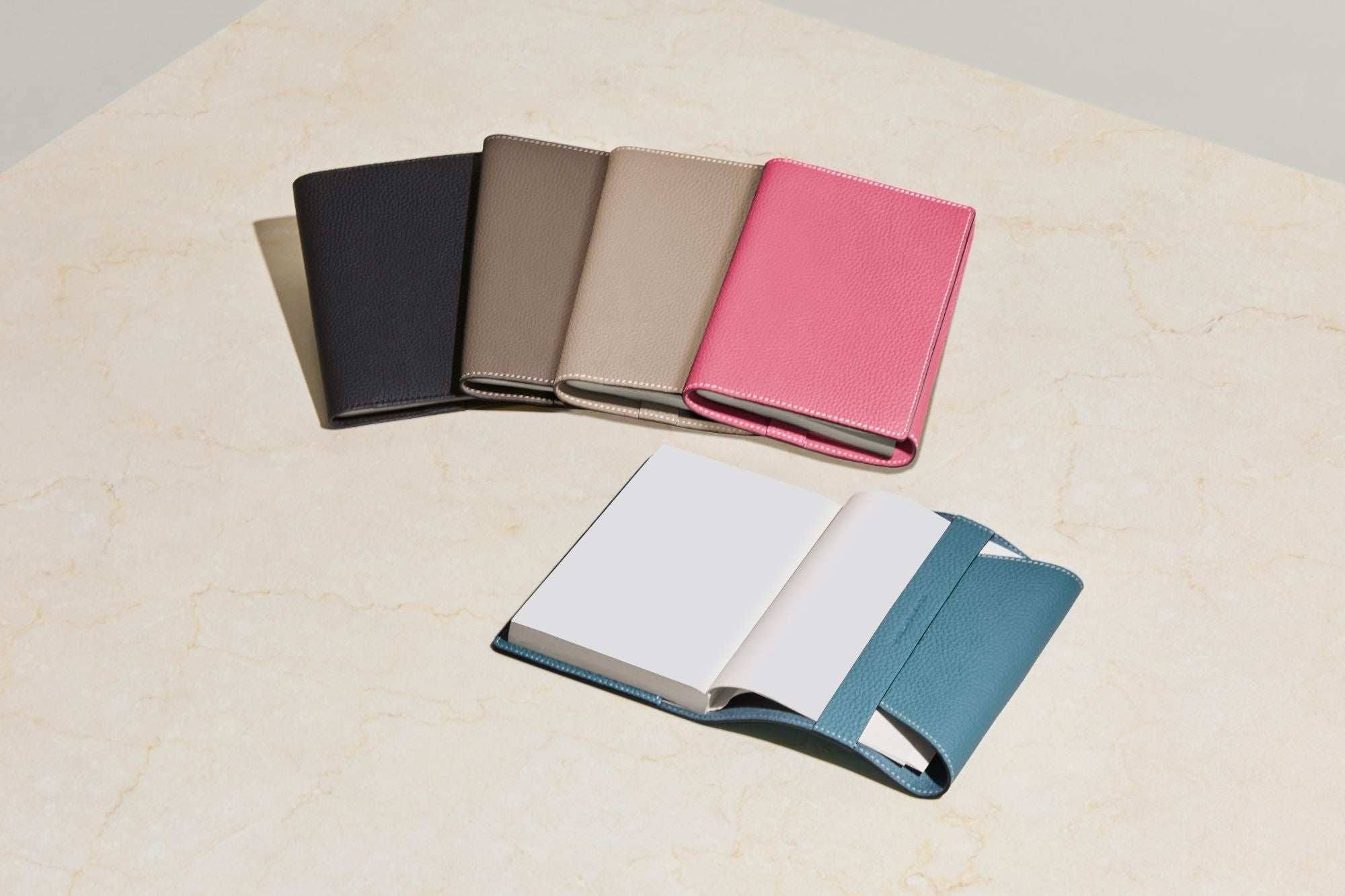 「BONAVENTURA(ボナベンチュラ)|厚み調節可能なブックカバー|上質なレザー、タイムレスで洗練された美しい本革小物」本革手帳型のスマホケース。最高級本革の上質なiPhoneケース。 iPhoneSE / iPhone8 / iPhoneX / iPhone11 / iPhone12 / iPhone13 /iPhone14 対応の本革スマホケース。 高級レザーブランドのバッグ。高級レザーブランドの財布やレザー小物。本格本革のアップルウォッチバンド (Apple Watch Band)。