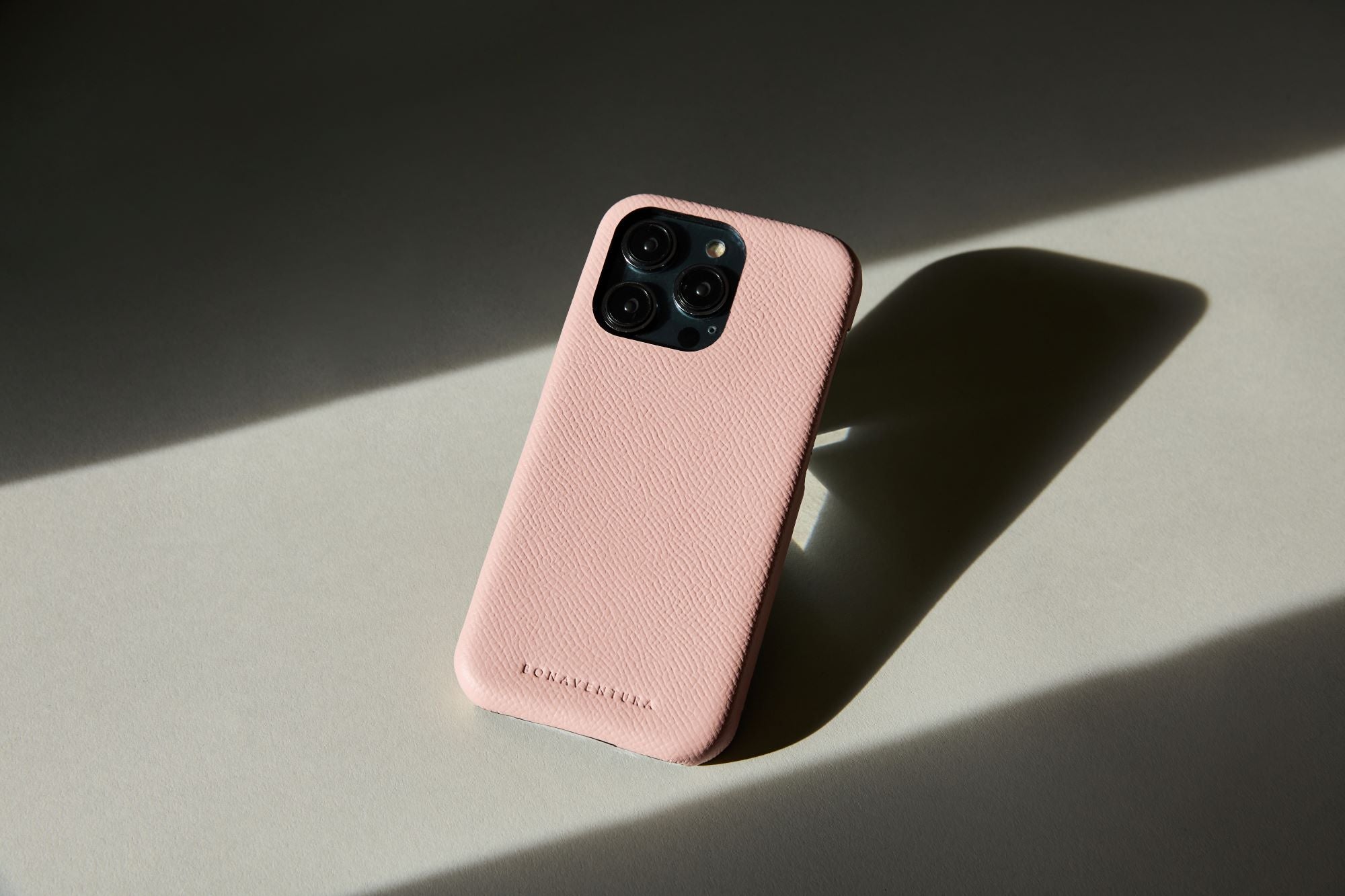 「BONAVENTURA(ボナベンチュラ)|型押しレザーiPhoneケース|上質なレザー、タイムレスで洗練された美しい本革小物」本革手帳型のスマホケース。最高級本革の上質なiPhoneケース。 iPhoneSE / iPhone8 / iPhoneX / iPhone11 / iPhone12 / iPhone13 /iPhone14 対応の本革スマホケース。 高級レザーブランドのバッグ。高級レザーブランドの財布やレザー小物。本格本革のアップルウォッチバンド (Apple Watch Band)。