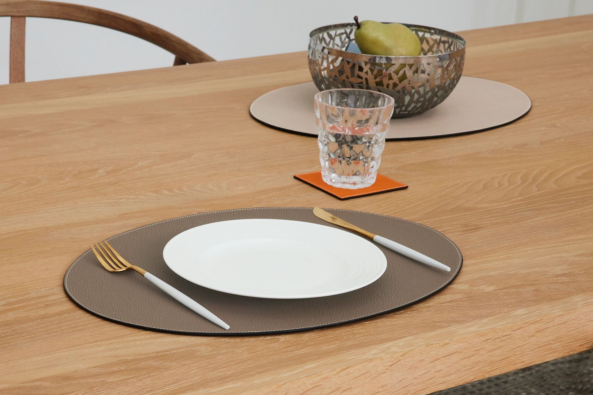 「BONAVENTURA(ボナベンチュラ)|ランチョンマット|上質なレザー、タイムレスで洗練された美しい本革小物」本革手帳型のスマホケース。最高級本革の上質なiPhoneケース。 iPhoneSE / iPhone8 / iPhoneX / iPhone11 / iPhone12 / iPhone13 /iPhone14 対応の本革スマホケース。 高級レザーブランドのバッグ。高級レザーブランドの財布やレザー小物。本格本革のアップルウォッチバンド (Apple Watch Band)。