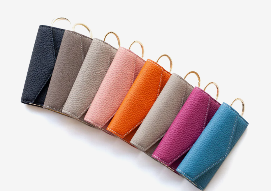 「BONAVENTURA(ボナベンチュラ)|キーケース新色|上質なレザー、タイムレスで洗練された美しい本革小物」本革手帳型のスマホケース。最高級本革の上質なiPhoneケース。 iPhoneSE / iPhone8 / iPhoneX / iPhone11 / iPhone12 / iPhone13 /iPhone14 対応の本革スマホケース。 高級レザーブランドのバッグ。高級レザーブランドの財布やレザー小物。本格本革のアップルウォッチバンド (Apple Watch Band)。