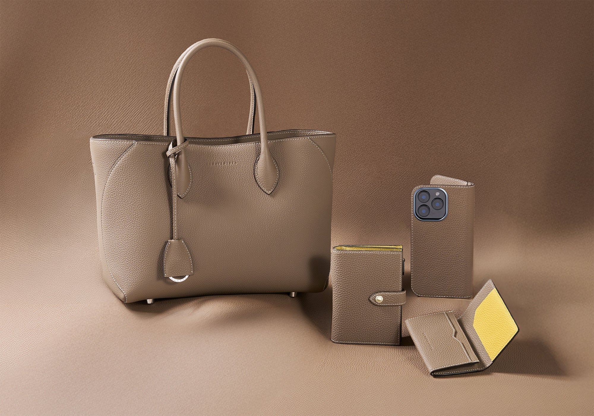 革婚式とは？銀婚式や金婚式との違いや結婚3年目におすすめの革製品