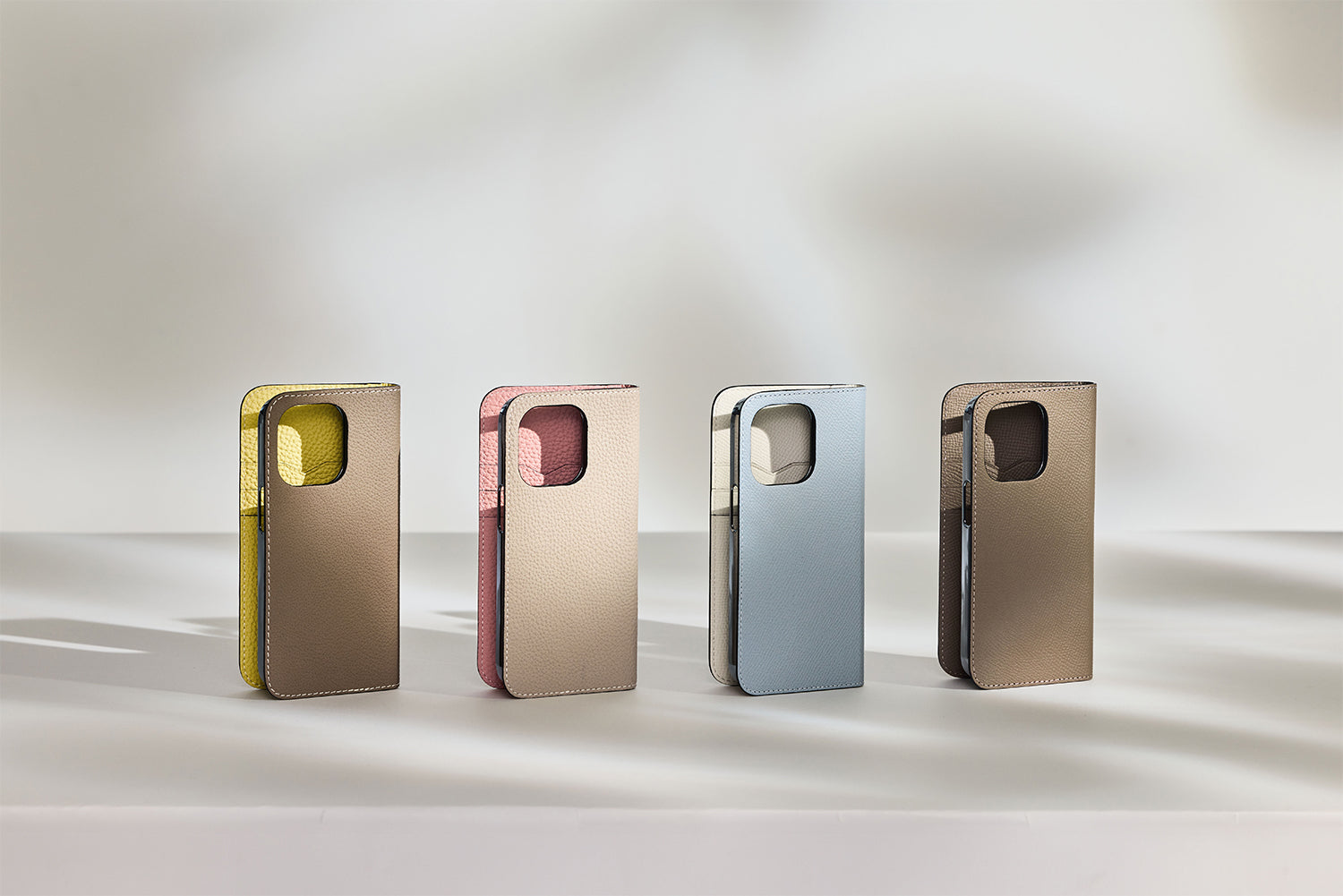 手帳型スマホケースのメリットとデメリットは？おすすめ商品も紹介