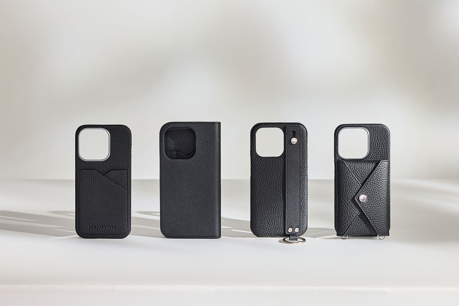 黒のスマホケースはおしゃれで人気！選び方とおすすめ商品を紹介