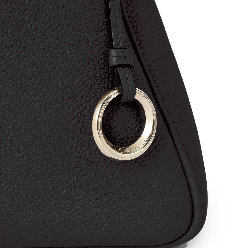 Alessia Shoulder Bag Medium Shrink Leather (Black - Medium)