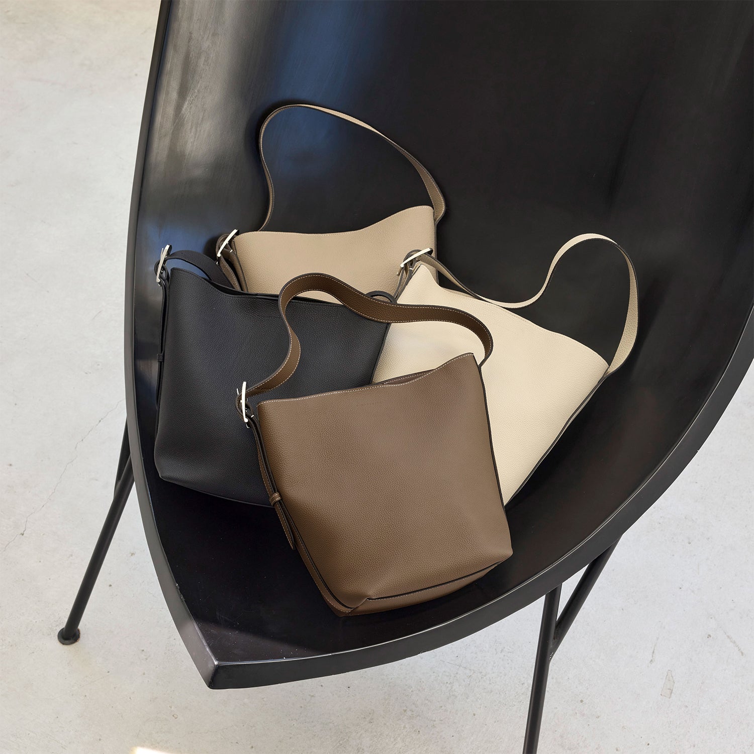 Mina Bucket Bag Shrink Leather (Small) – BONAVENTURA (ボナベンチュラ)